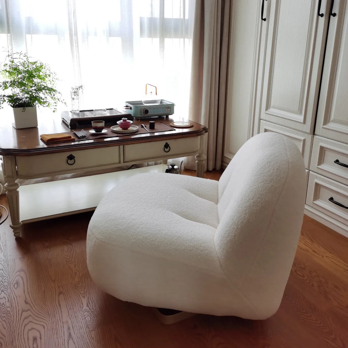 Pacha Style White Boucle Swivel Chair